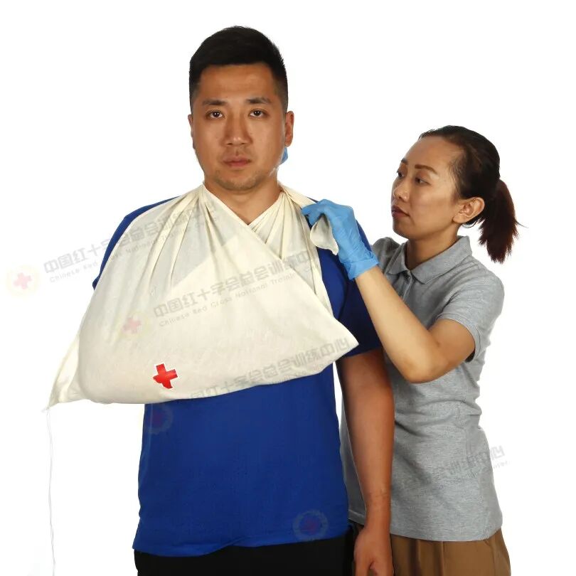 医用绷带怎么绑图解应急救护科普 ｜ 现场包扎技术之三角巾悬臂带_https://www.jmylbn.com_新闻资讯_第3张