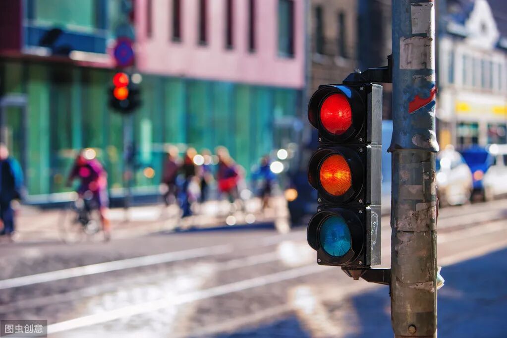 用PLC设计复杂十字路口的红绿灯控制系统，让交通井然有序的图1