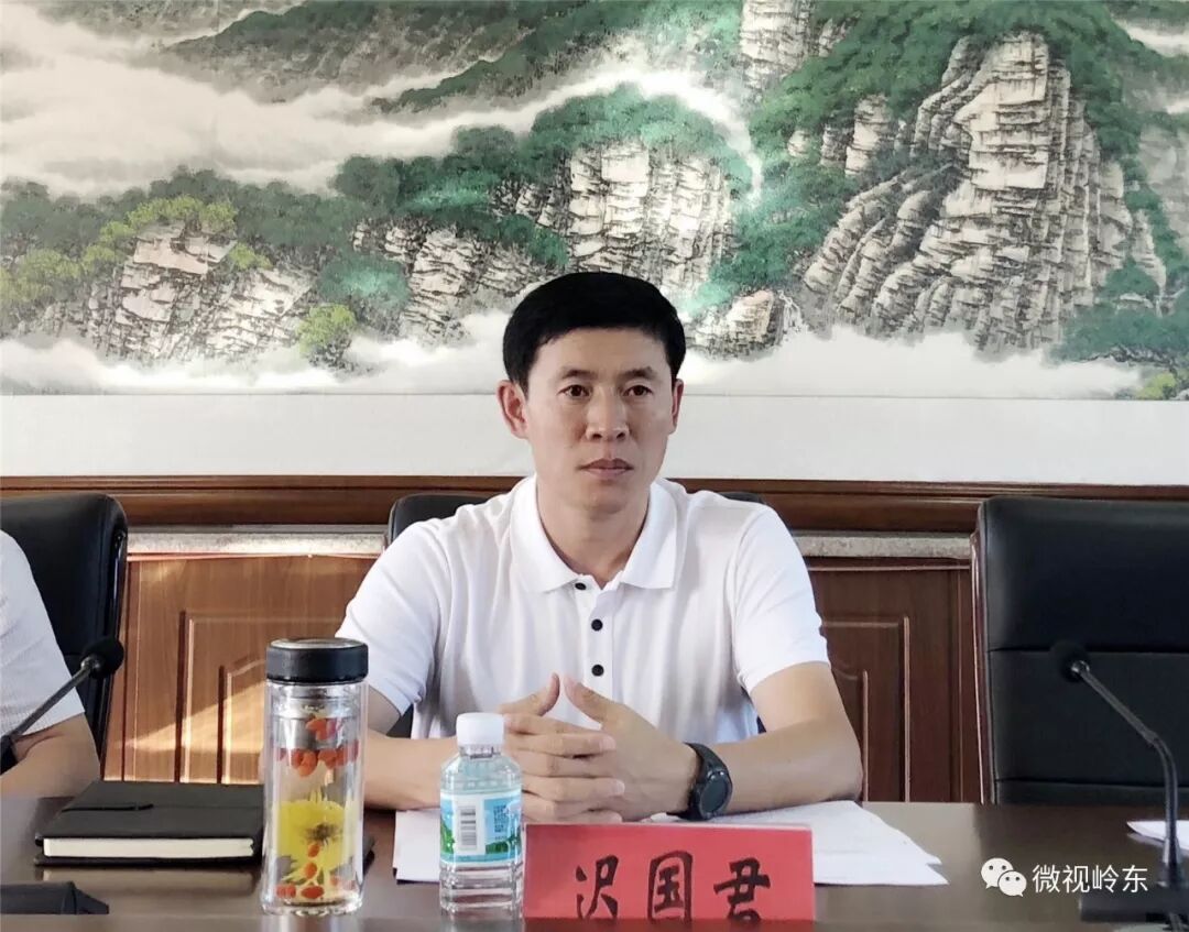 委二楼会议室召开,会议由区委书记,区委理论学习中心组组长迟国君主持