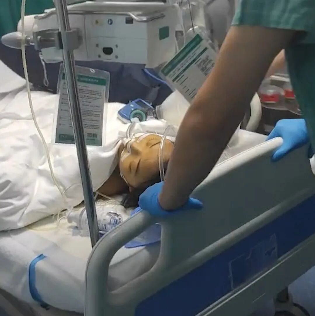 医用凡士林敷料怎么用6岁女童在小区摸了下竹子，手掌被扎了200根刺！孩子的妈妈用各种“偏方”拔刺：醋泡、用瓶子吸、针挑、胶布粘……手掌差点报废_https://www.jmylbn.com_新闻资讯_第94张