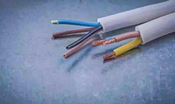 高压电线为什么都是三根线？那零线从哪儿来？的图2