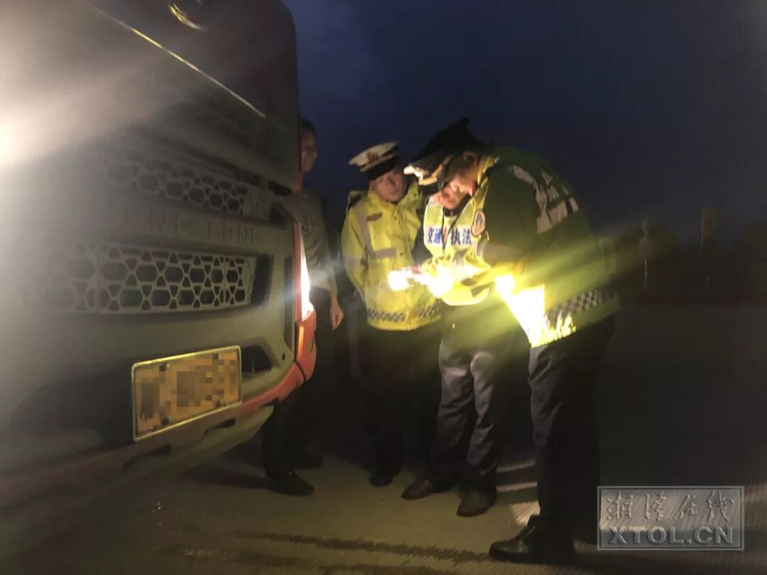 执法车|疯狂！一辆湘A超载货车在湘潭暴力闯关..