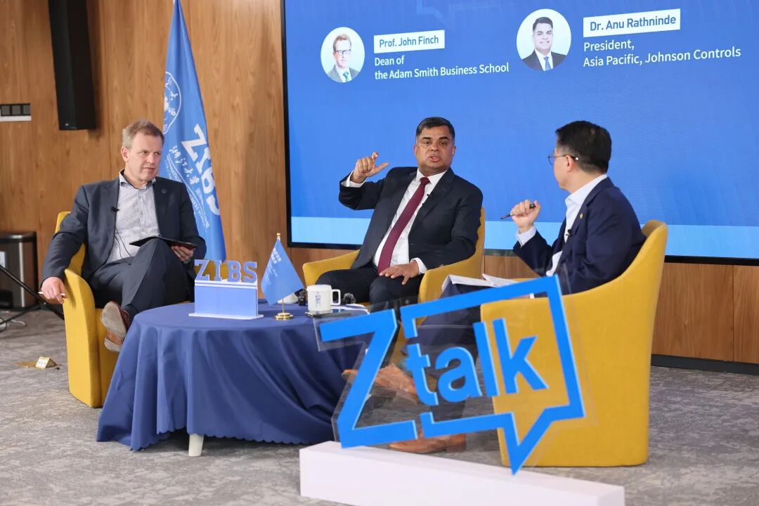 亚当斯密商学院院长John Finch一行来访