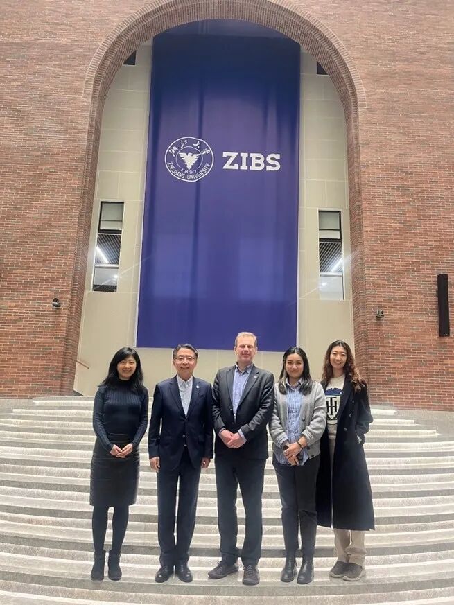 亚当斯密商学院院长John Finch一行来访