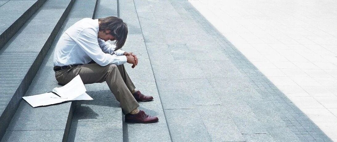 美国散户有多惨，互联网平台“喊号子”交易，期权期货随便亏，交易“底牌”也被“漏”给对冲基金