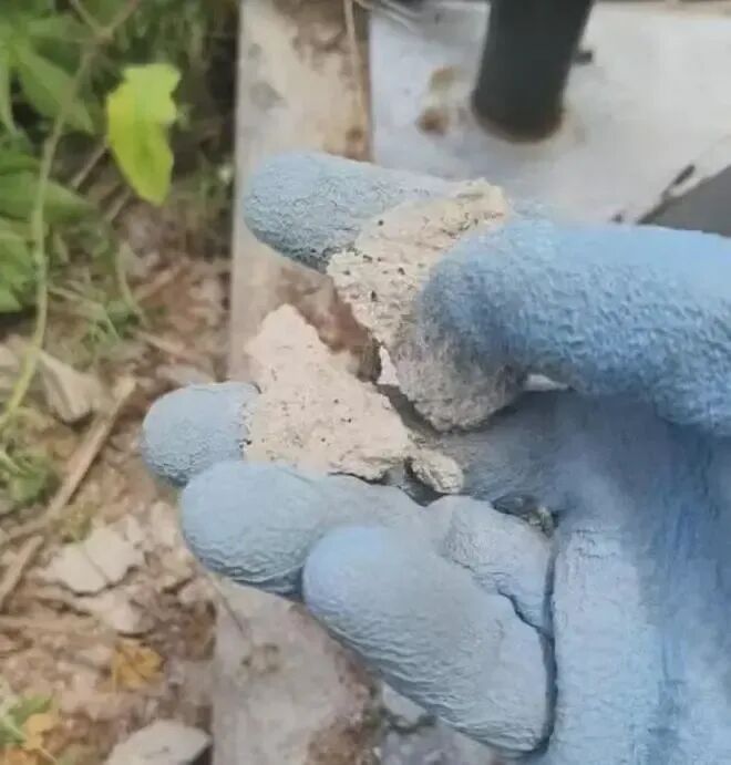 &nbsp;散落的混凝土块用手即可轻易掰开