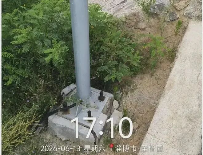 &nbsp;部分底座同样存在大块碎石充填、表面薄浆伪装的痕迹
