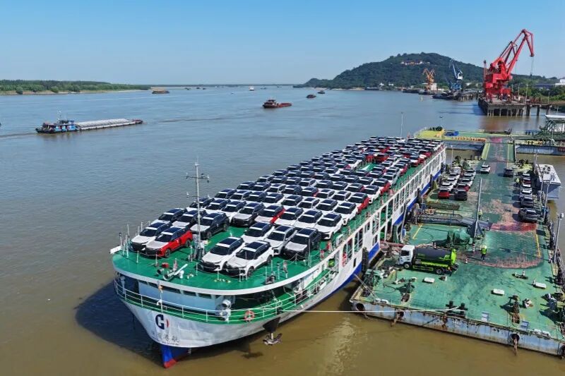 2025年8月，奇瑞等品牌汽车整齐排列，正通过滚装货轮有序装船，即将发往全球市场。 IC Photo