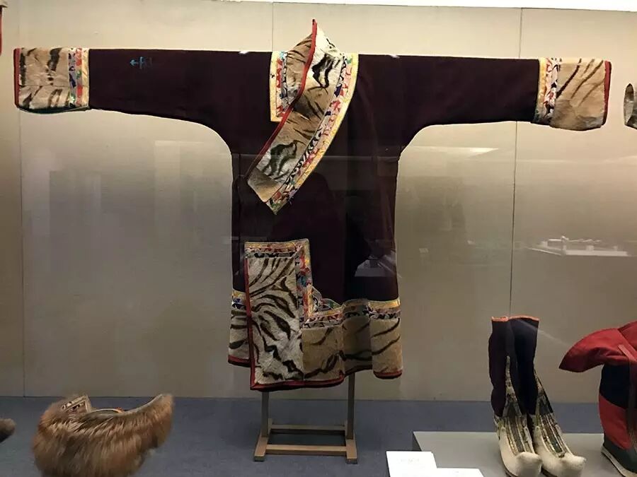 ▎藏族氆氇镶虎皮男袍