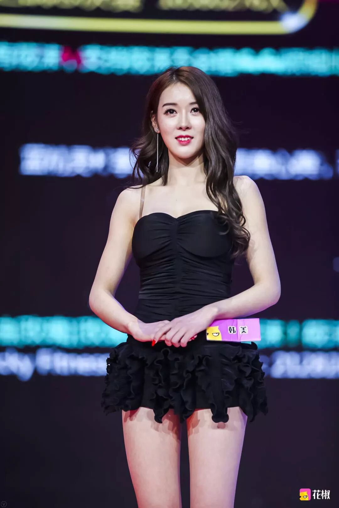 "美"的定义是多元化的,现场比赛的主播中,有人性感妩媚,有人青春活泼