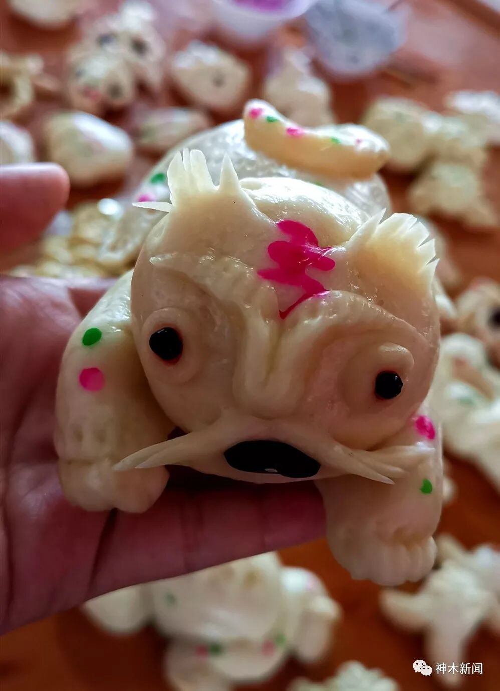 栩栩如生这些面人大都五彩缤纷水中游的样样都得有