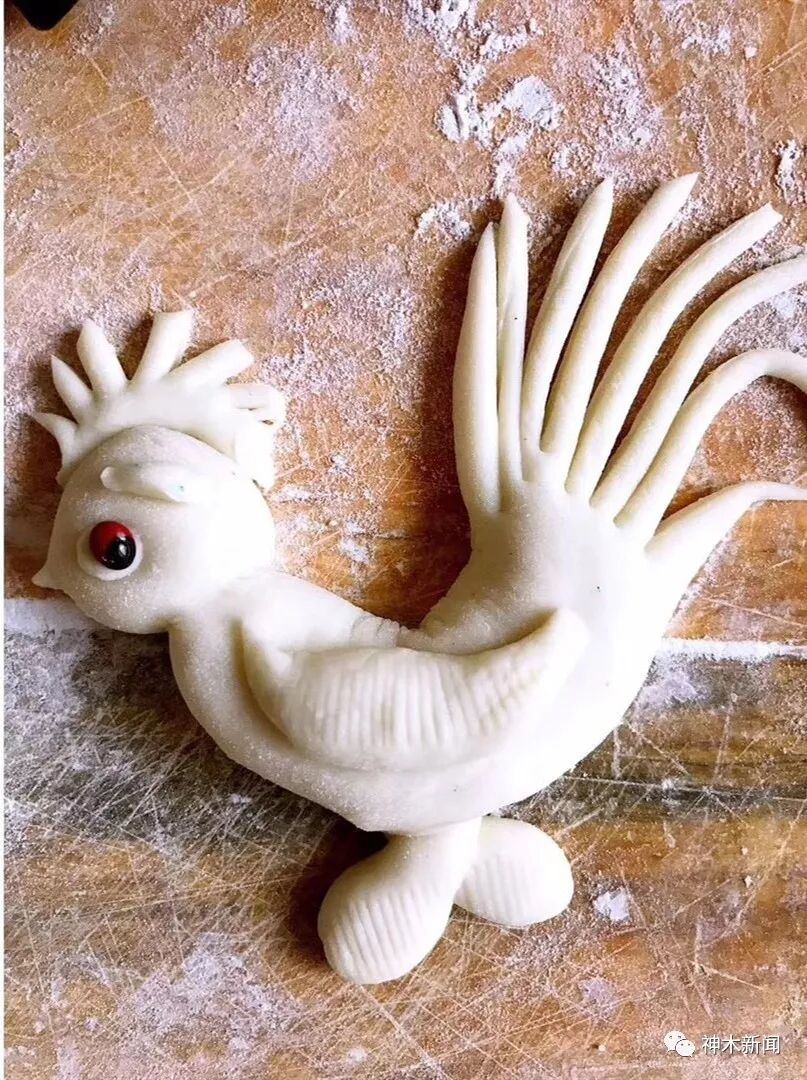 大公鸡娃娃妈妈辈捏的面人是这样的栩栩如生这些面人大都五彩缤纷水中