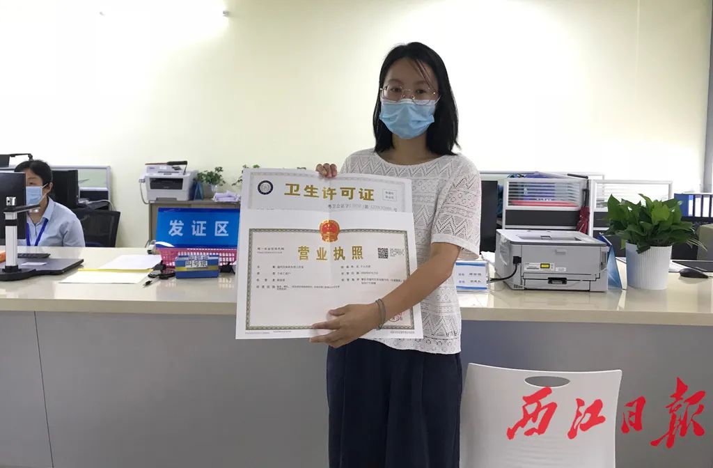 62邓小姐一天办成开办理发店全部流程,领取到营业执照和公共场所
