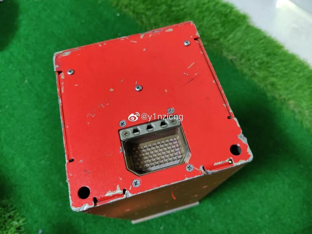 拆解神秘的飞机黑匣子，看看里面的PCB和元器件都长什么样?的图9