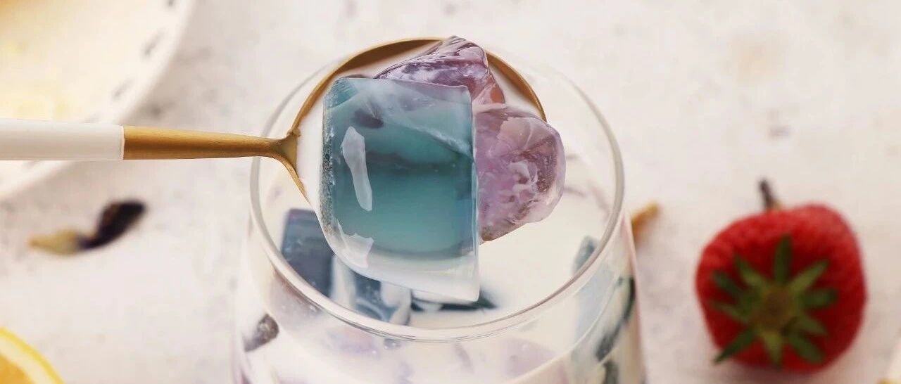 无需吉利丁，10朵蝶豆花加一滴柠檬汁，轻松做比果冻还Q弹的星空牛奶冻