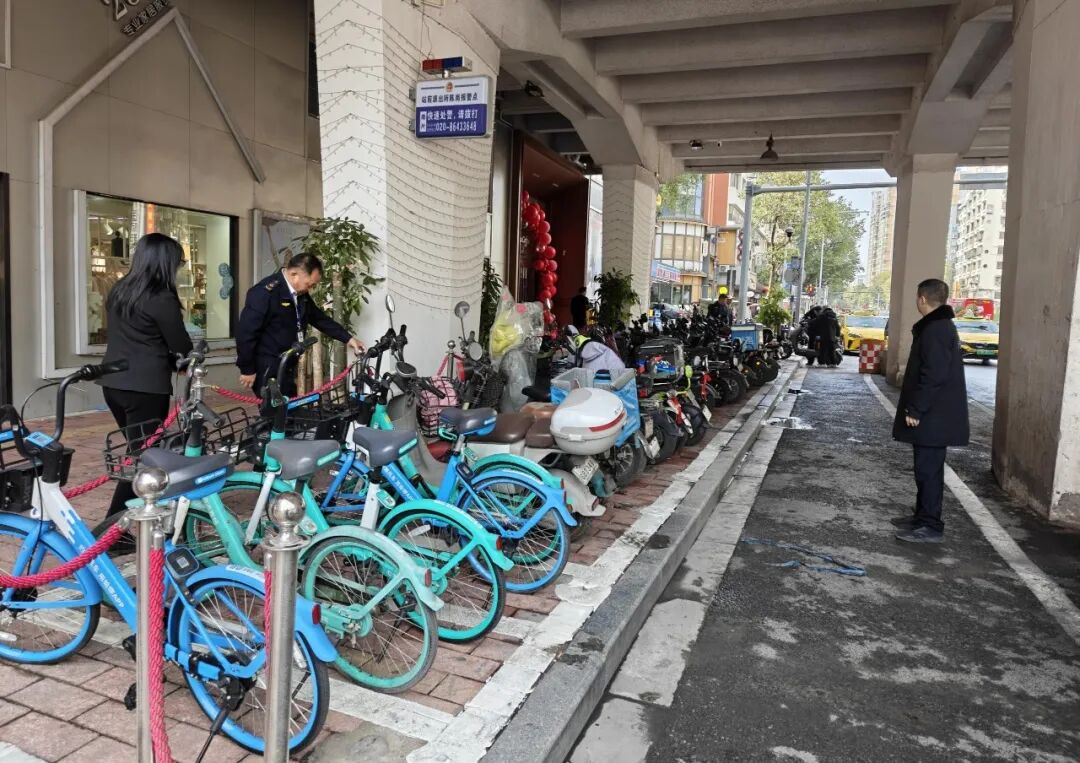 重新施划专业市场周边停车位