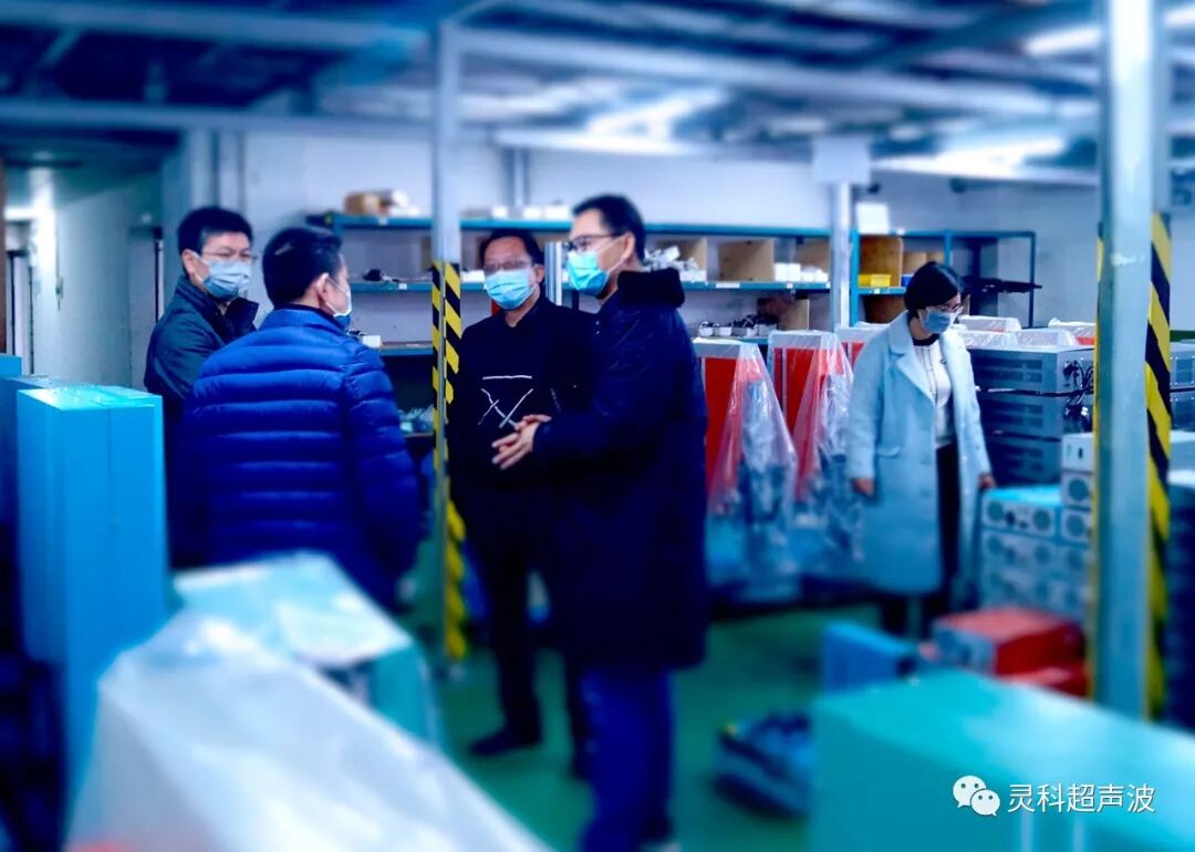 南屏鎮(zhèn)委李書(shū)記考察靈科口罩機(jī)設(shè)備生產(chǎn)供應(yīng)