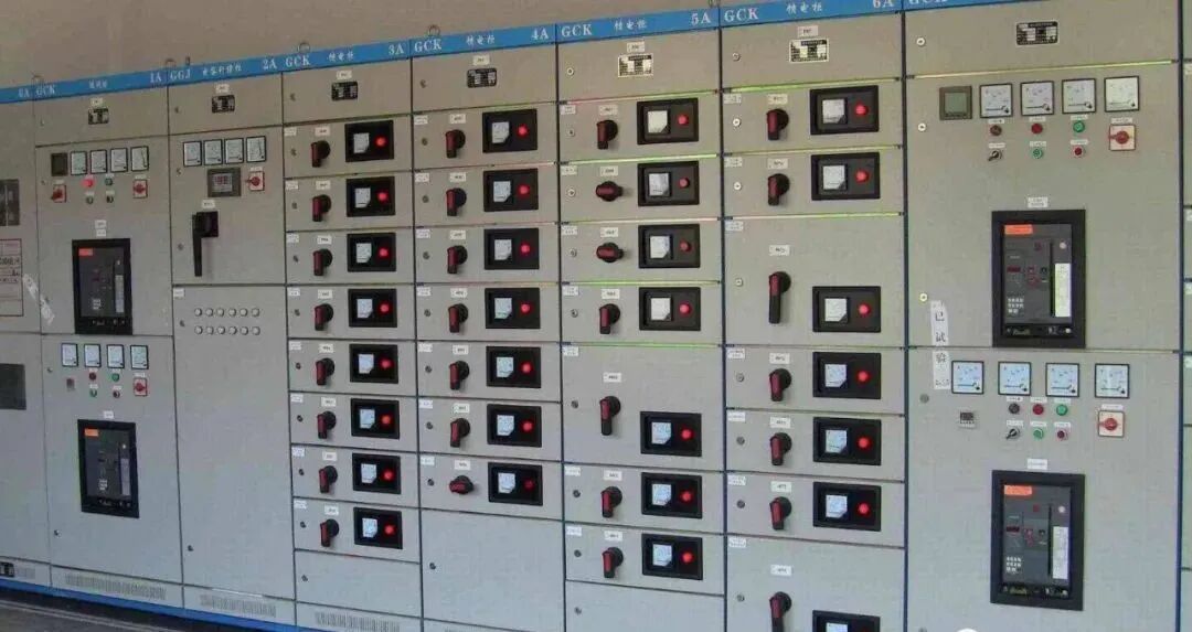 低压总断路器的短路保护需要如何整定，才能避免出现越级跳闸呢？的图1