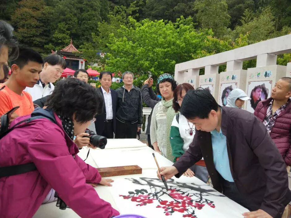 开幕式上,吉尔格楞,蔡树本,杨钢,李学功四位艺术家共同发起倡议:依托