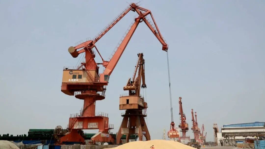 而铁山港码头智慧港口,数字化港口,绿色低碳化港口建设正在如火如荼