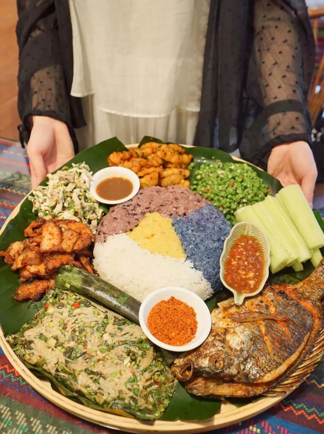 用簸箕装的巨型傣族手抓饭来了 缅甸奶茶 用叶子烤的菜也来了 深圳小食光 微信公众号文章阅读 Wemp