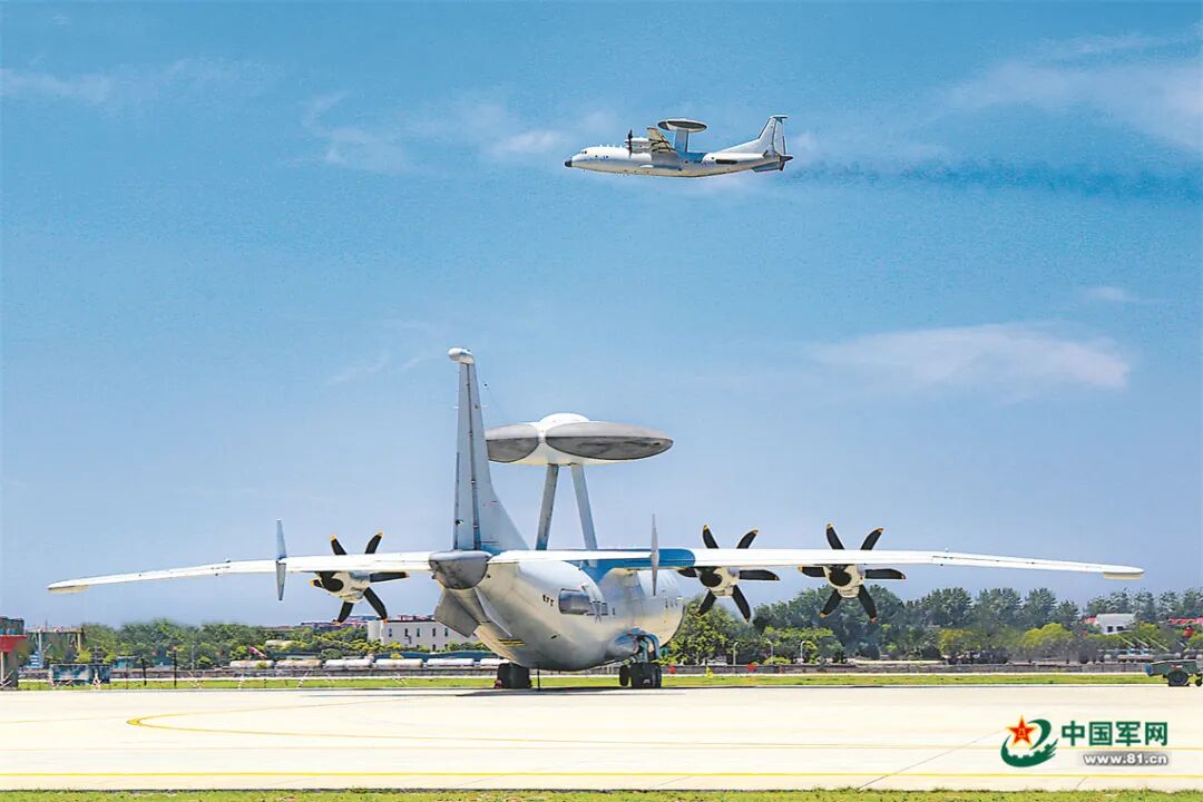 该师组织飞行训练（资料照片）。张鼎一摄