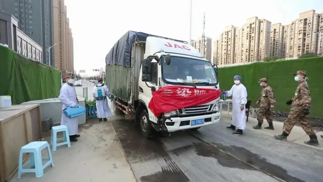 [今天的“C位”，留给战“疫”中的幕后英雄！]今天的“C位”，留给战“疫”中的幕后英雄！