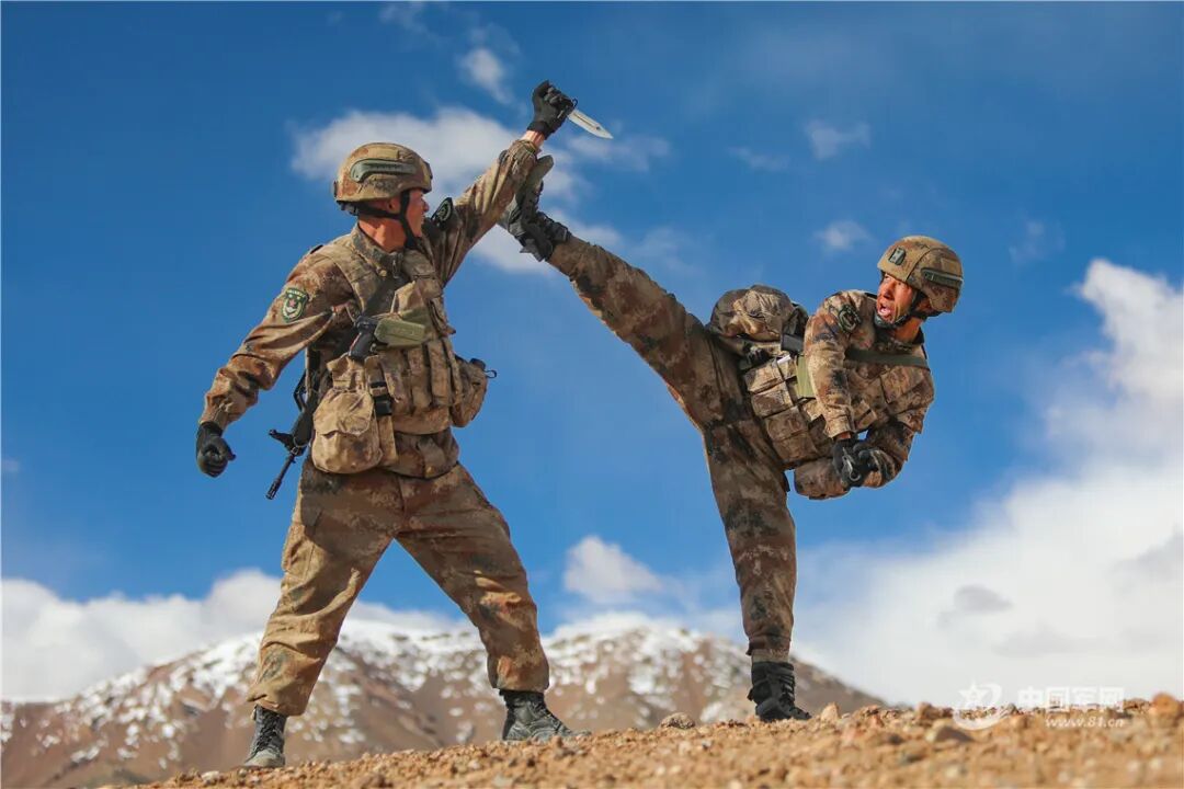 倾听矢志强军的铿锵足音走进硝烟弥漫的热血战场这组照片带你沙场砺兵