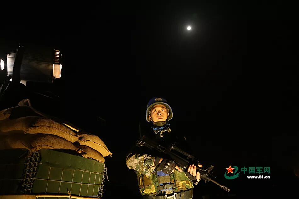我国第五批赴马里维和部队警卫分队中士张万迪夜间站哨执勤.