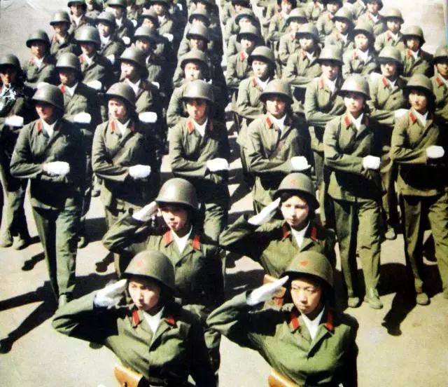 我军女兵服装简史：英姿飒爽九十年，不爱红装爱武装（ZT） - 博客| 文学城