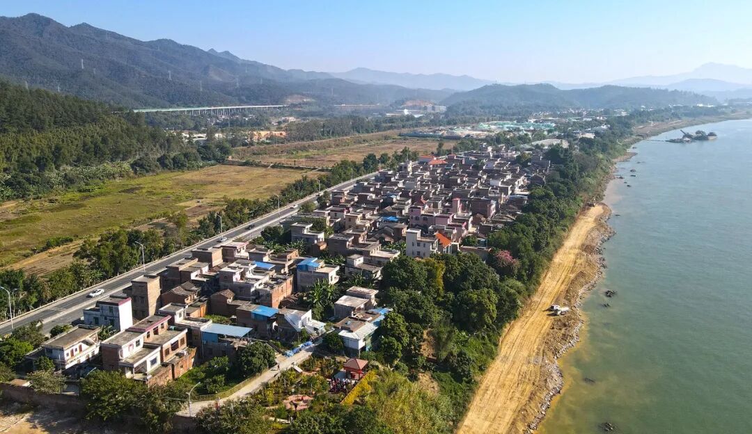 日前,记者走进高要区小湘镇孔湾村临江新建的小公园,现场气氛热烈,小