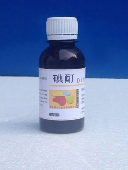 使组织脱水促进创面干燥、软化硬结构的作用。将碘酊涂于创面，每日2次。