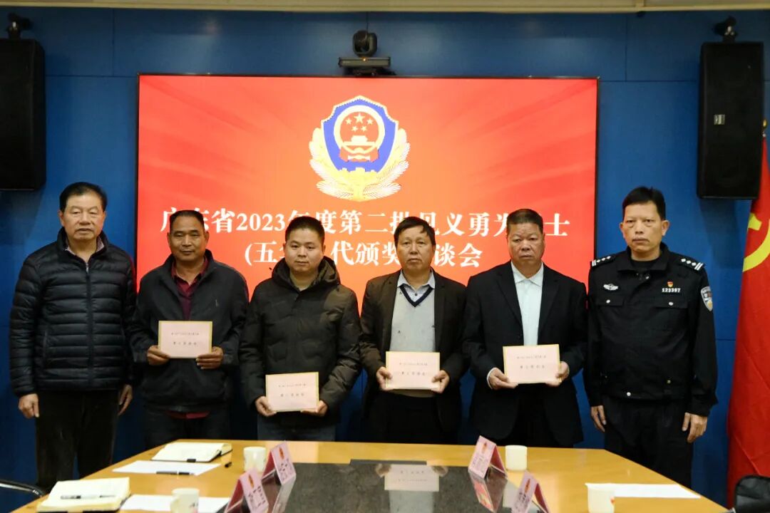 会上,钟志文介绍了黄文龙,黄爱成,严建强同志以及曾建同志的见义勇为