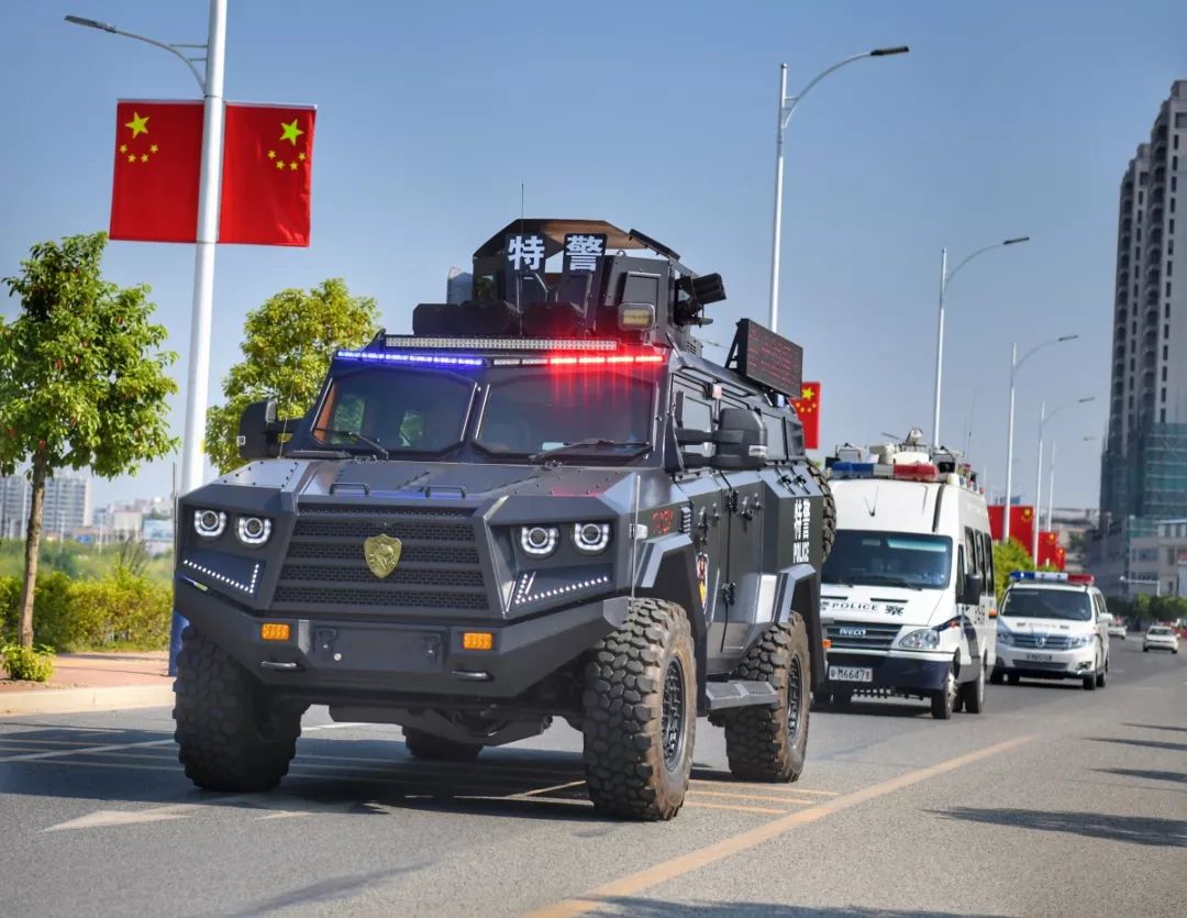 演习拉练中,警笛长鸣,警灯闪烁,30余名警力全副武装"暴龙"装甲防暴车