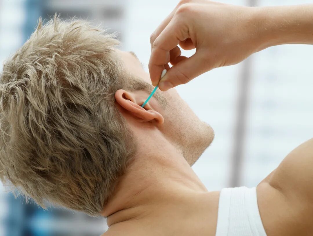 男子掏耳朵被2岁儿子撞致鼓膜脱落