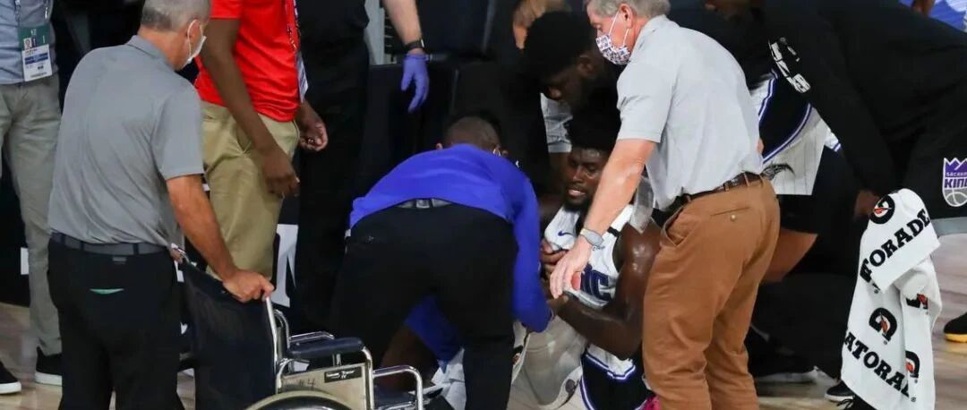 又一位魔术1号！新星膝盖重伤坐轮椅离场，队友捂眼都不敢看