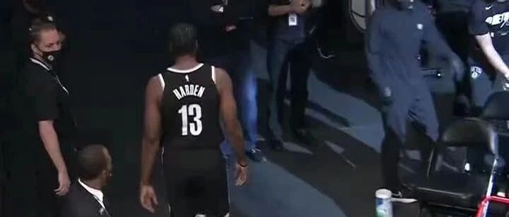 篮网更新伤情！哈登腿筋紧张将缺阵G2！万幸无结构性损伤！