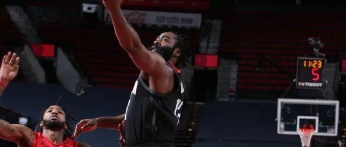 终于相信哈登是去夜店练球！首秀狂轰44分17助攻，第一场就神仙打架！