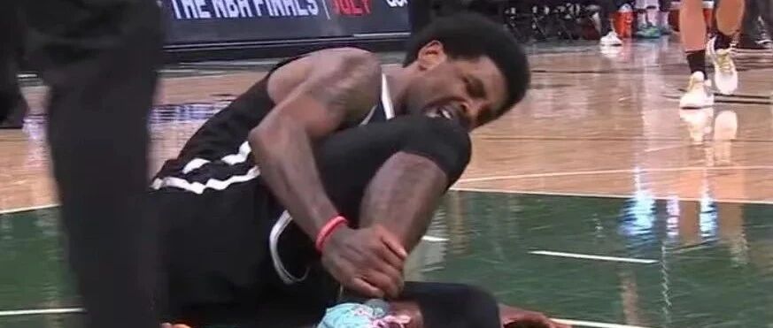 完了！欧文系列赛恐就此报销！对比约基奇这个恶犯，真是太讽刺了！