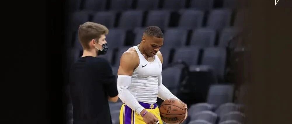 詹姆斯意外受伤！湖人季前赛6连败，现在交易威少还来得及吗？