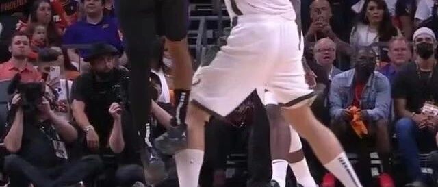 又TM垫脚了！保罗可不惯着他们！三巨头爆砍81分按在地上摩擦！