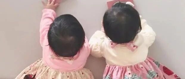 天伦之乐！谢娜双胞胎近照曝光，穿着爸妈买的漂亮裙子，像洋娃娃一样可爱