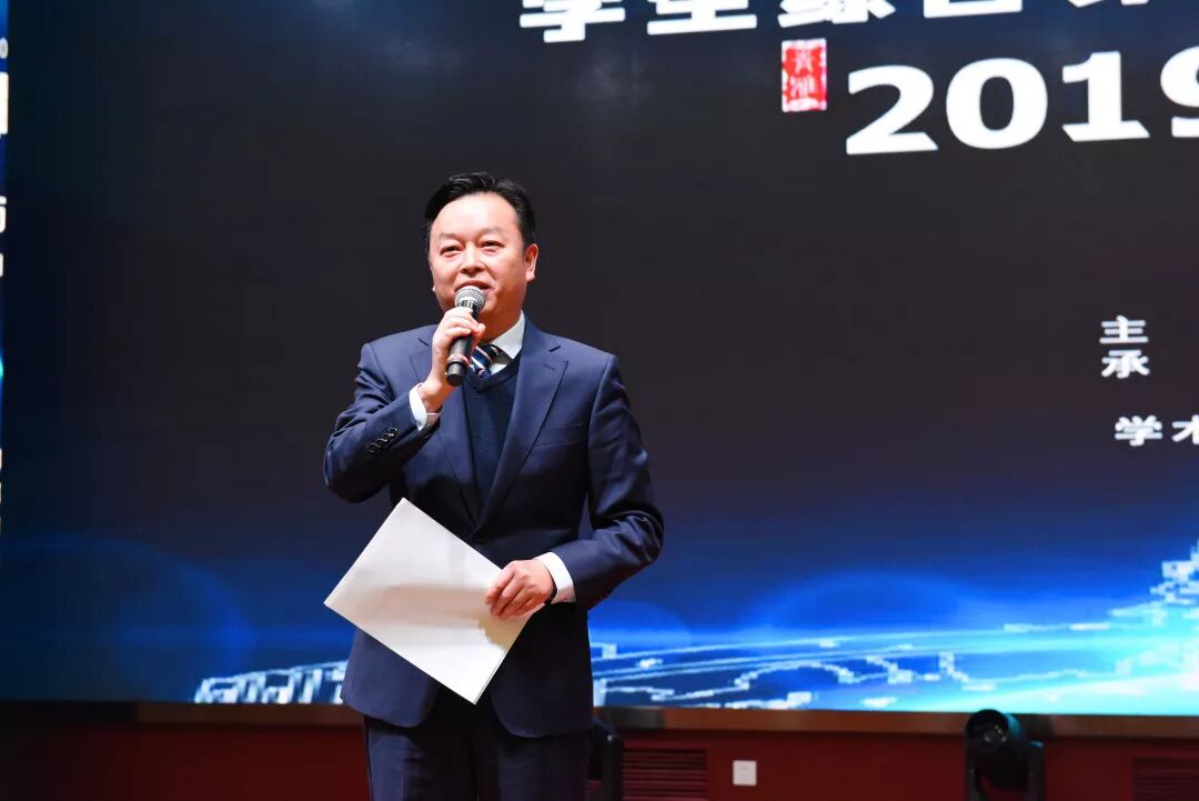 (璧山区教育委员会主任张忠主持成果发布仪式)       中国教育学会中