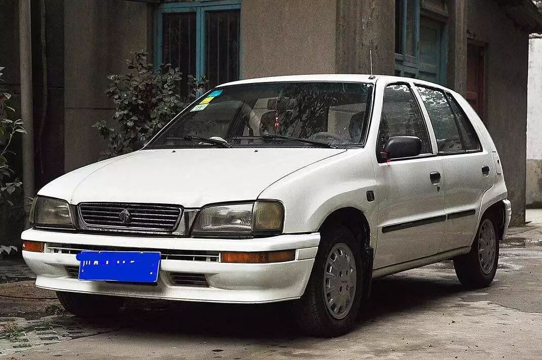 的大发charade,也就是我们熟知的夏利则正式拉开了在中国市场的序幕