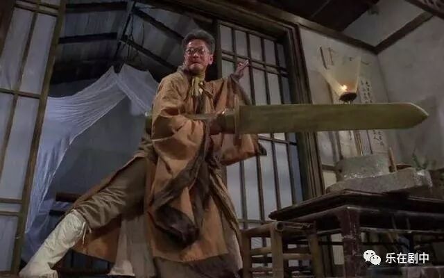 如果英叔是正气凛然,陈友就是吊儿郎当,陈友其实拍摄的《僵尸叔叔》很