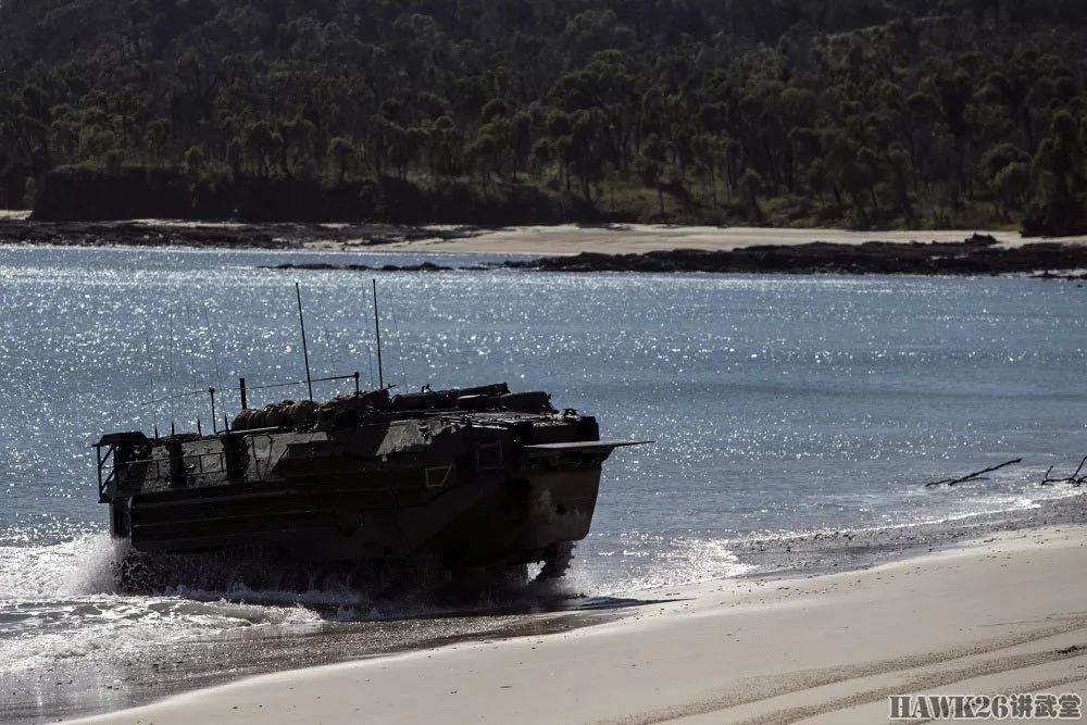 美国海军陆战队的“拳头”AAV-7两栖突击车在澳大利亚演习