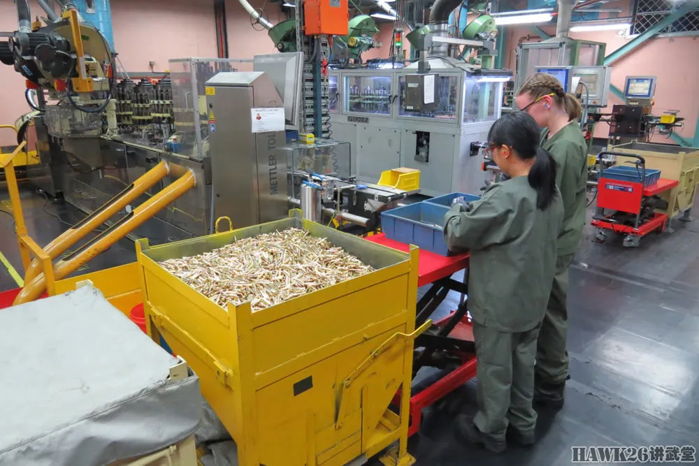 澳大利亚发布弹药工厂内部照片 炮弹整齐排列 药筒发出黄金般光芒