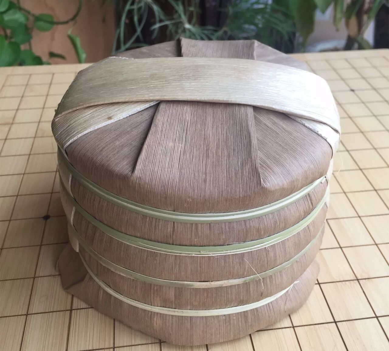 每5饼为一提,采用笋壳包装,储存时比较方便,而且笋壳比较结实,在