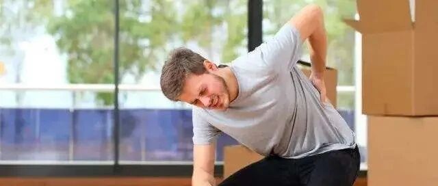 搬东西时，一个动作让腰椎很受伤