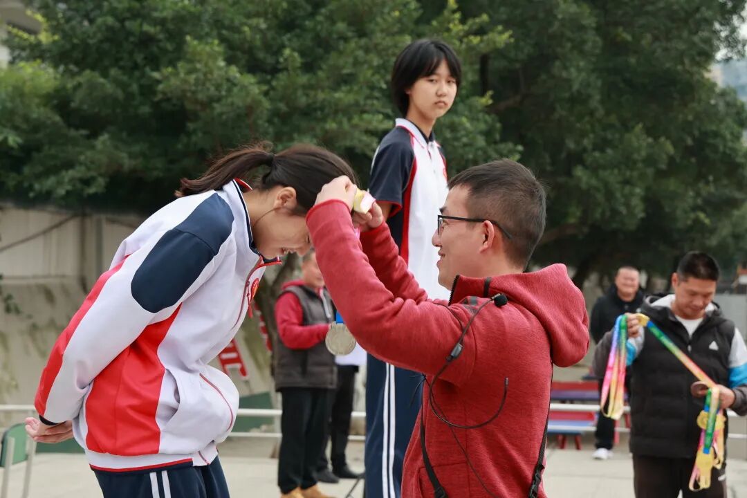 校园快讯|洪雅县实验中学校举行第22届冬季田径运动会